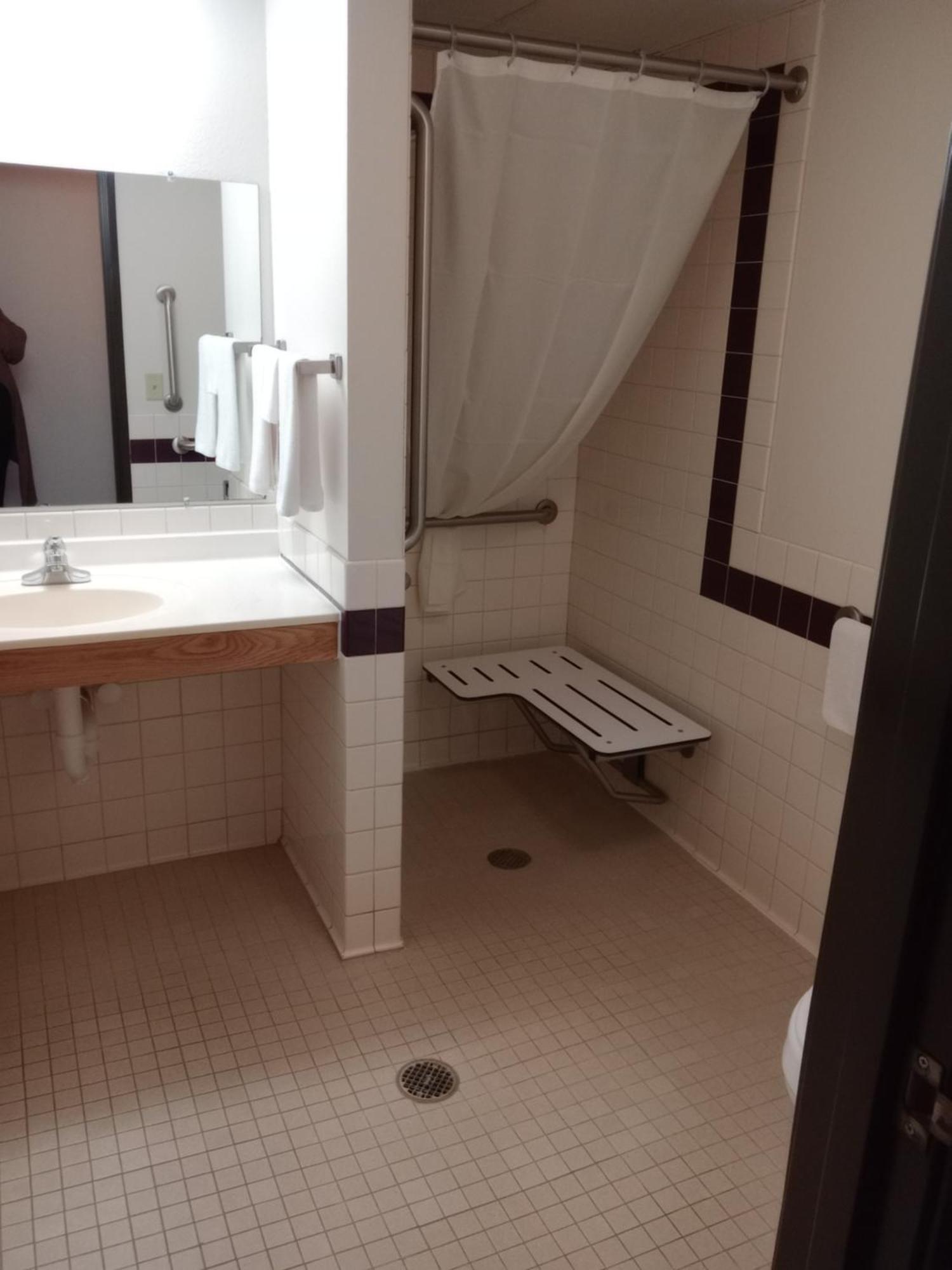 Fairbridge Inn & Suites Thorp מראה חיצוני תמונה