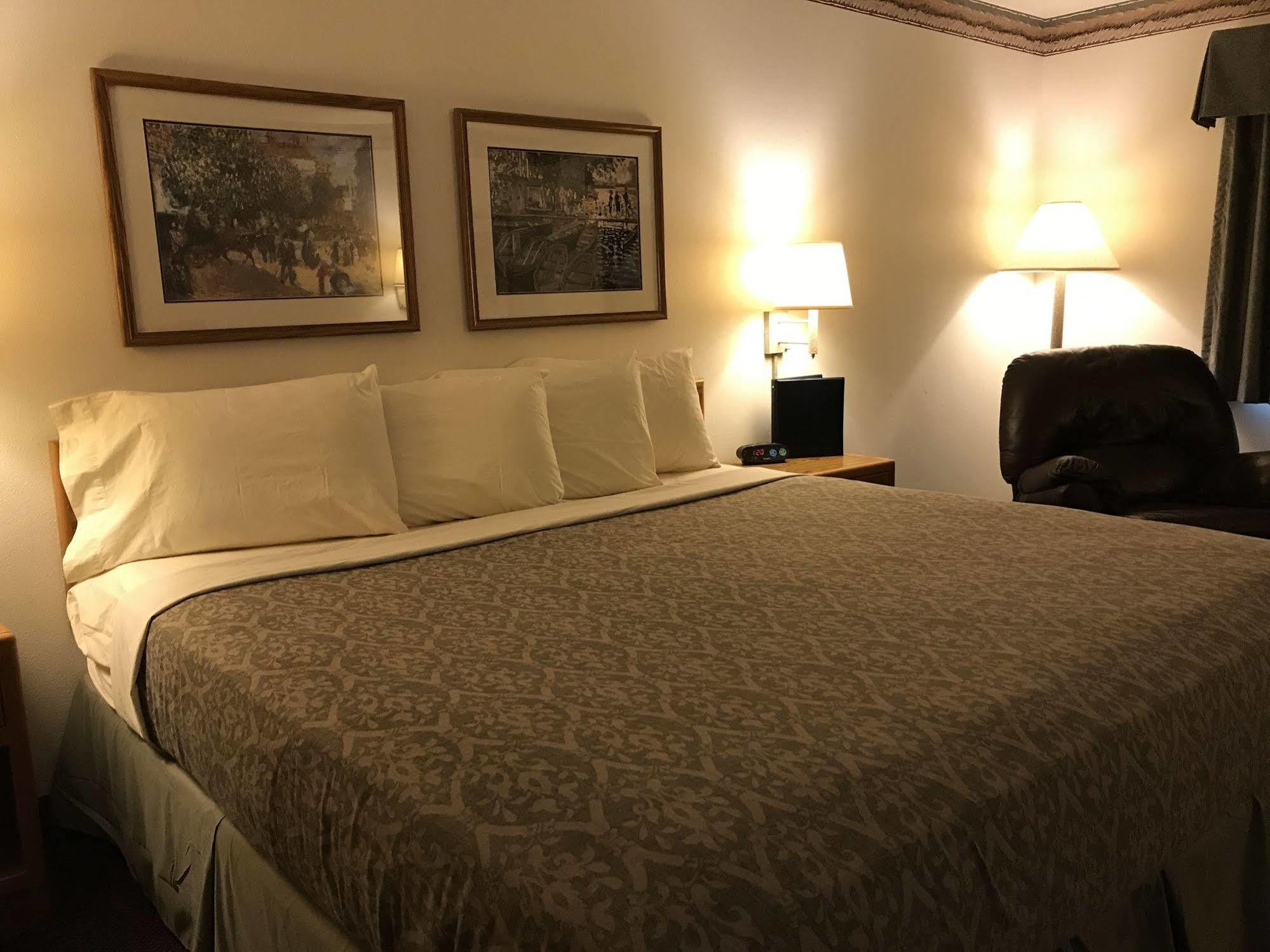 Fairbridge Inn & Suites Thorp מראה חיצוני תמונה